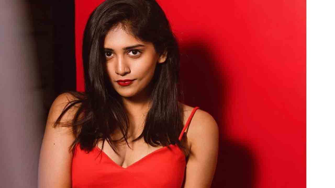 Chandini | ఆడవాళ్ళని మగాళ్లు ఎందుకు క్యారెక్టర్ లేని వాళ్ళలా చూస్తారు : చాందిని చౌద‌రి