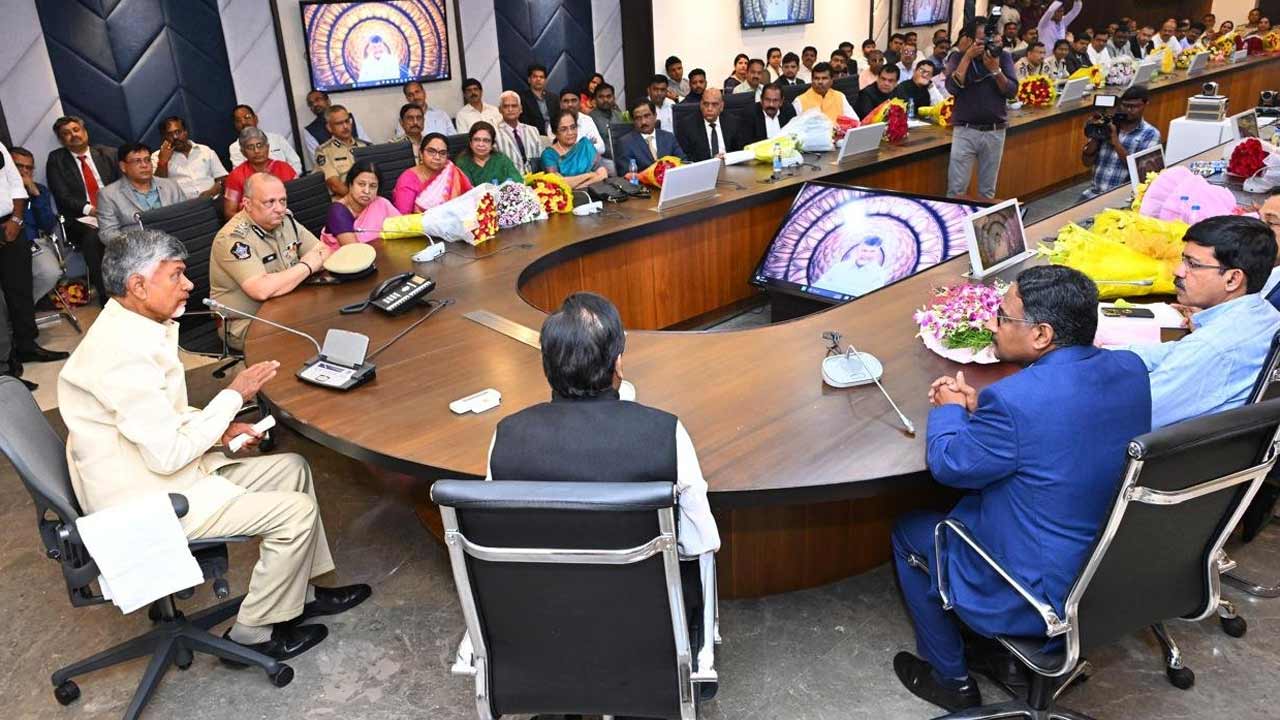 Chandrababu |  ఐఏఎస్, ఐపీఎస్‌లపై చంద్రబాబు హాట్‌ కామెంట్స్‌.. ఐదేళ్లలో చాలా తప్పులు చేశారంటూ ఆగ్రహం!