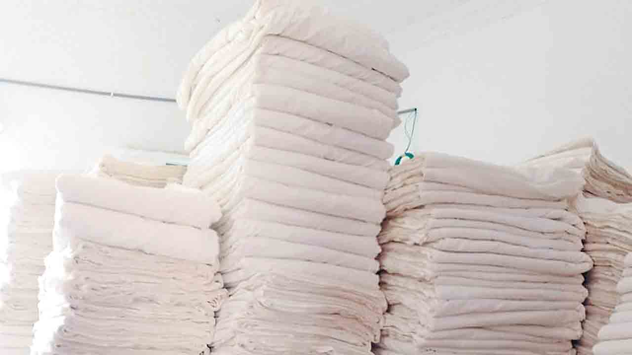 గుట్టలు గుట్టలుగా చేనేత వస్ర్తాలు