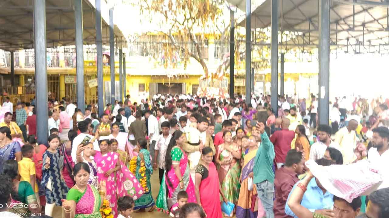 Mallanna temple | భక్తులతో కిటకిటలాడిన కొమురవెల్లి మల్లన్న క్షేత్రం