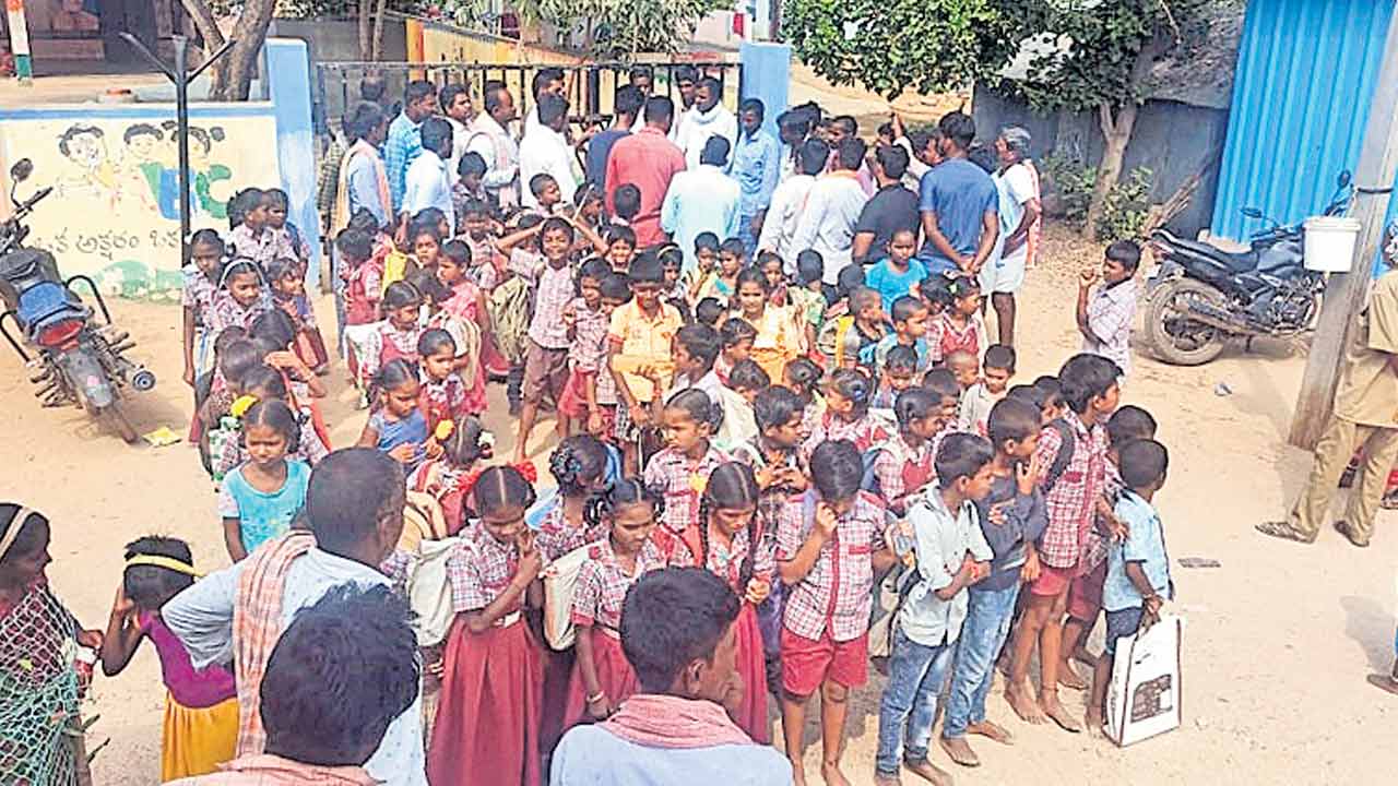 Gadwal | ఒక్క ఉపాధ్యాయుడితో చదువులెట్లా ?.. పాఠశాల ఎదుట విద్యార్థులు, తల్లిదండ్రుల ఆందోళన