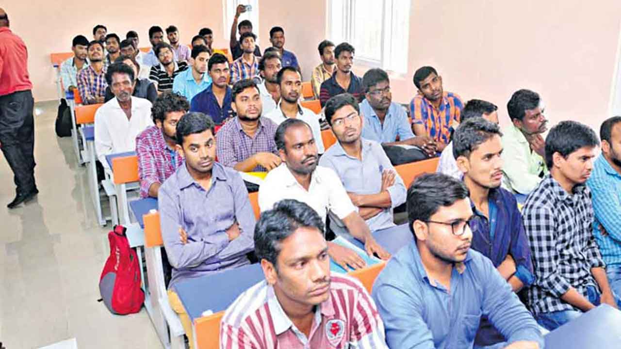 సివిల్స్‌ కోచింగ్‌కు దరఖాస్తుల ఆహ్వానం