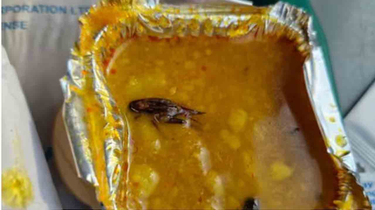 Vande Bharat | వందే భారత్ ఆహారంలో బొద్దింక.. షాకైన జంట