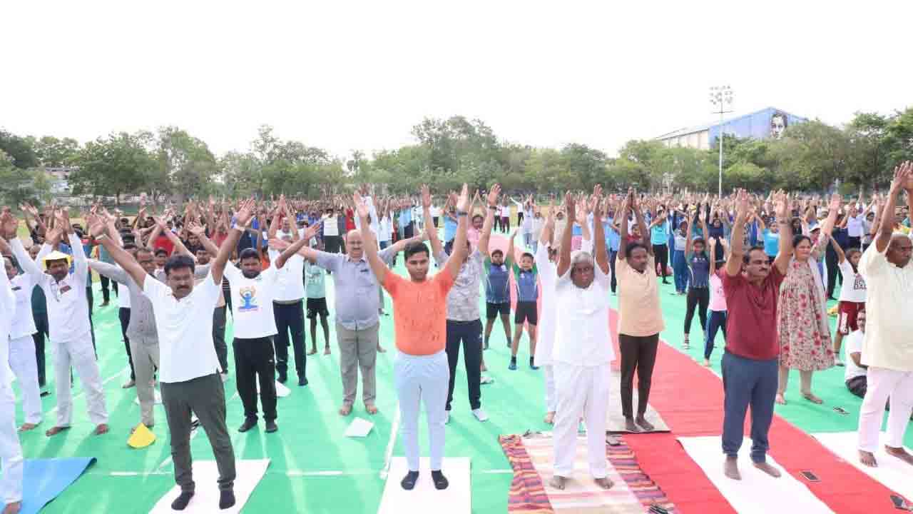 పండుగలా యోగా