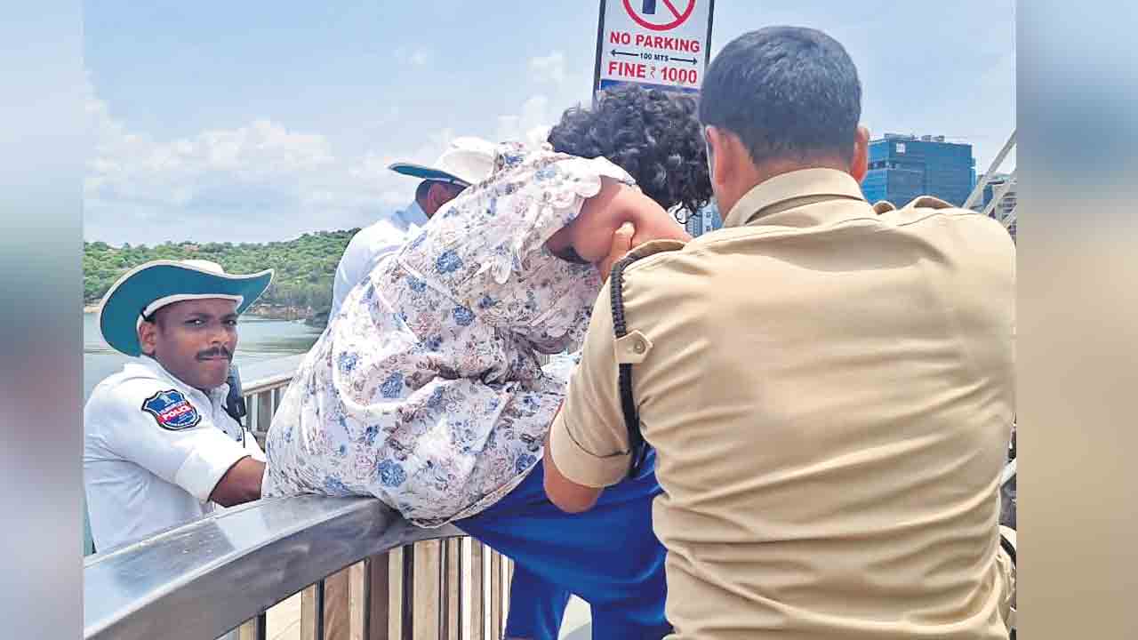 Cable Bridge | కేబుల్‌ బ్రిడ్జి వద్ద యువతి ఆత్మహత్యాయత్నం.. కాపాడినపెట్రోలింగ్‌ ట్రాఫిక్‌ పోలీసులు