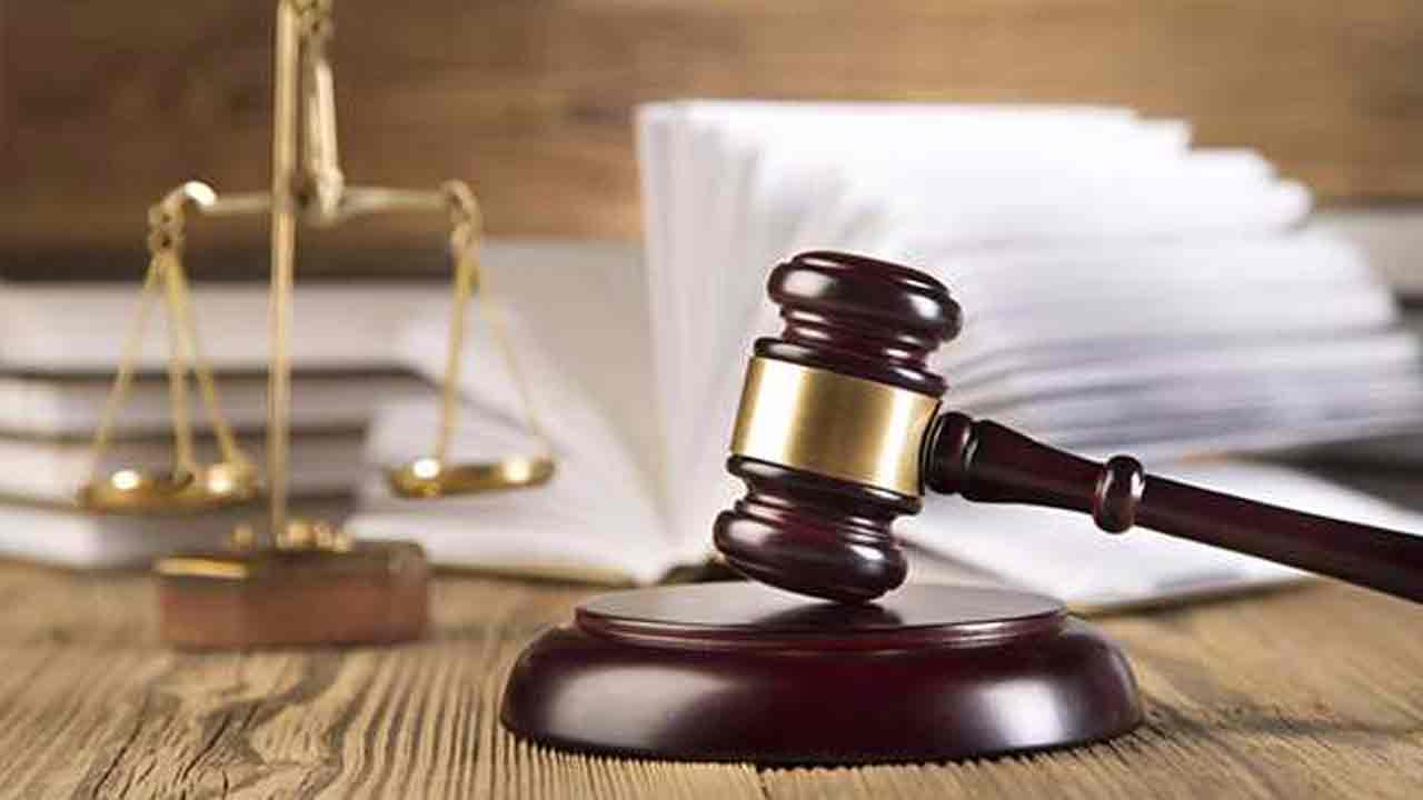 IAS Officer Threatens Judge | న్యాయమూర్తిని బెదిరించిన ఐఏఎస్‌ అధికారి.. కోర్టుకు రావాలంటూ   సమన్లు