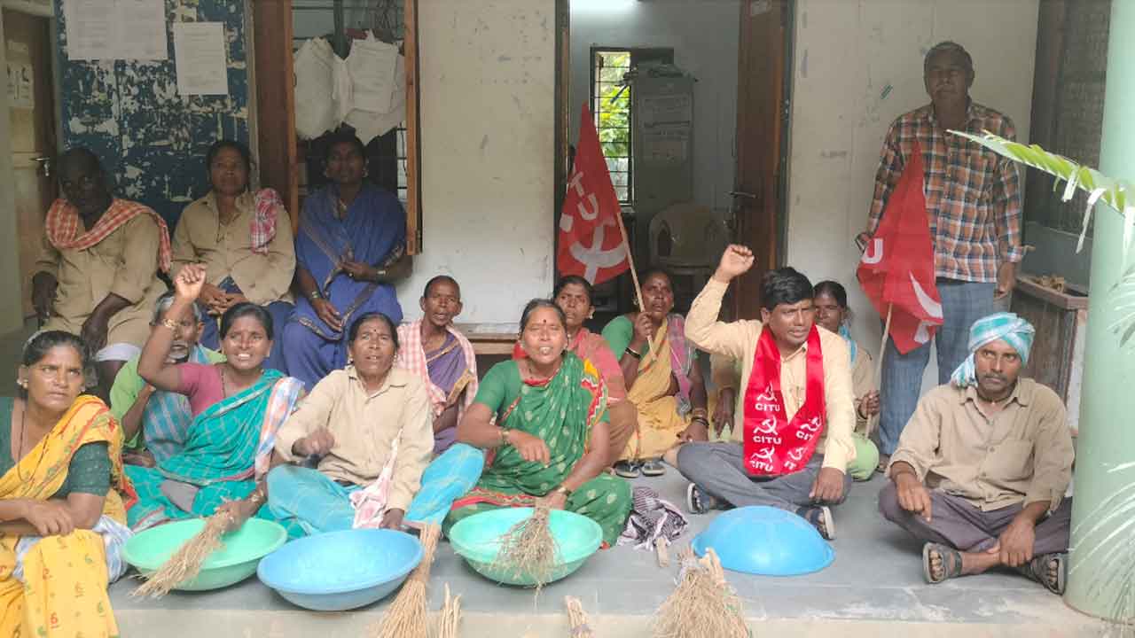 Nizamabad | ఐదు నెలలుగా జీతాల్లేవ్‌.. కోటగిరిలో పారిశుద్ధ్య కార్మికుల ధర్నా