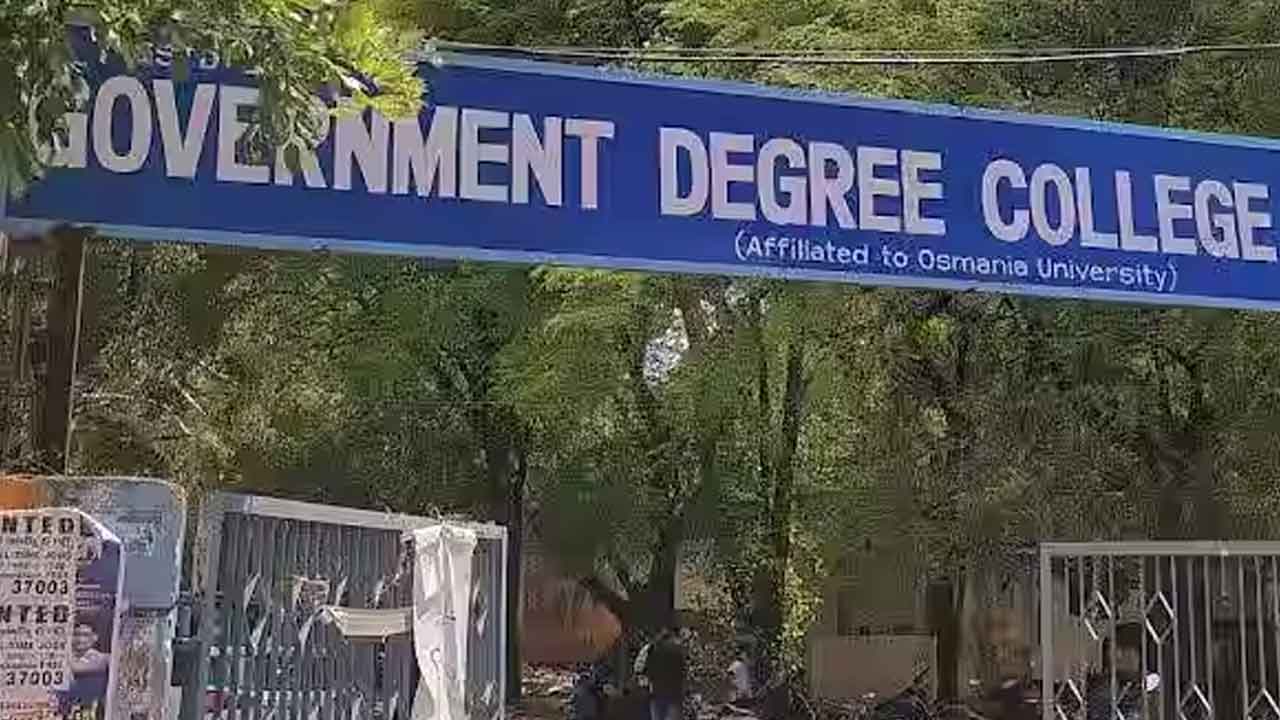 టాపర్ల చూపు ప్రభుత్వ డిగ్రీ కాలేజీల వైపు