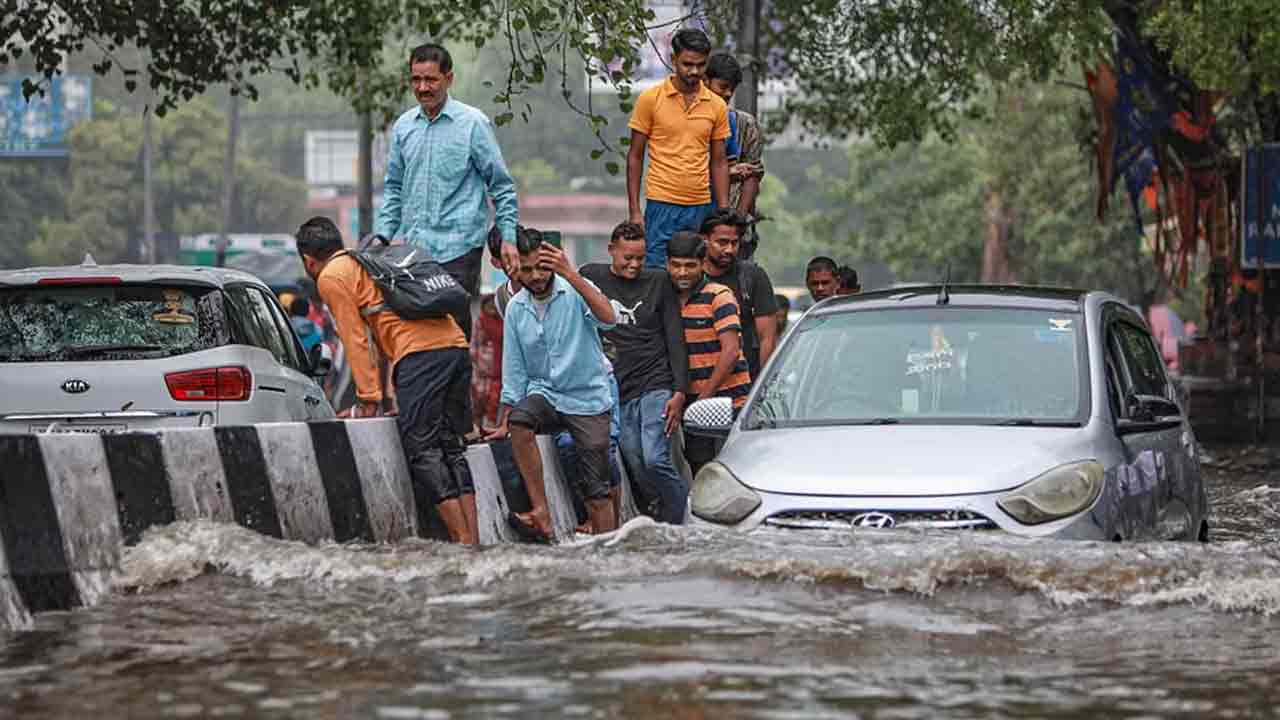 Monsoon: ఢిల్లీకి చేరుకున్న నైరుతీ..  పలు ప్రాంతాల్లో భారీ వర్షాలు.. ఐఎండీ ప్రకటన