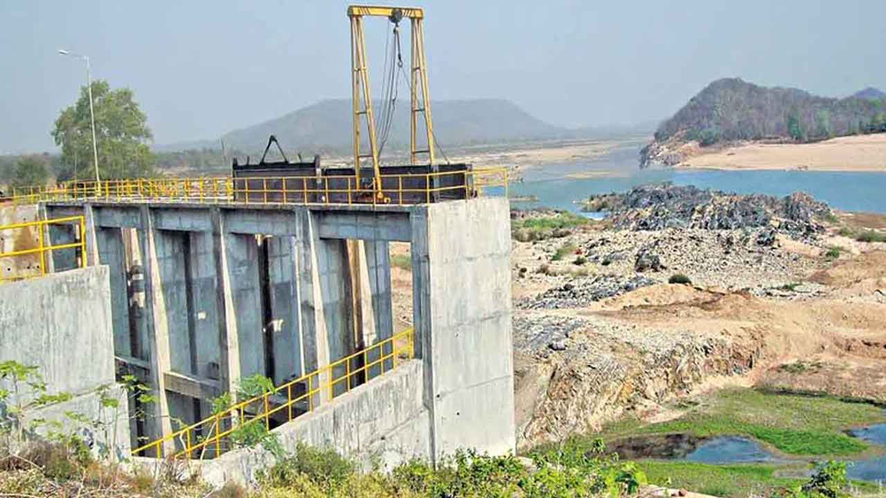 Devadula Project | దేవాదుల ఇన్‌టేక్‌వెల్‌లో పూడికతీత.. తుపాకులగూడెం బరాజ్‌ గేట్ల ఎత్తివేత