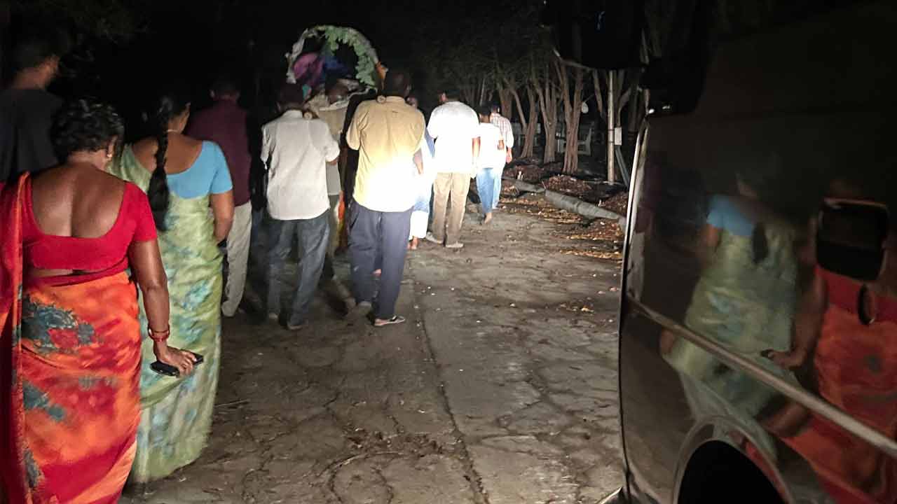 Power Cuts | చీకటి వాకిట శ్మశాన వాటిక.. అంధకారంలోనే అంత్యక్రియలు