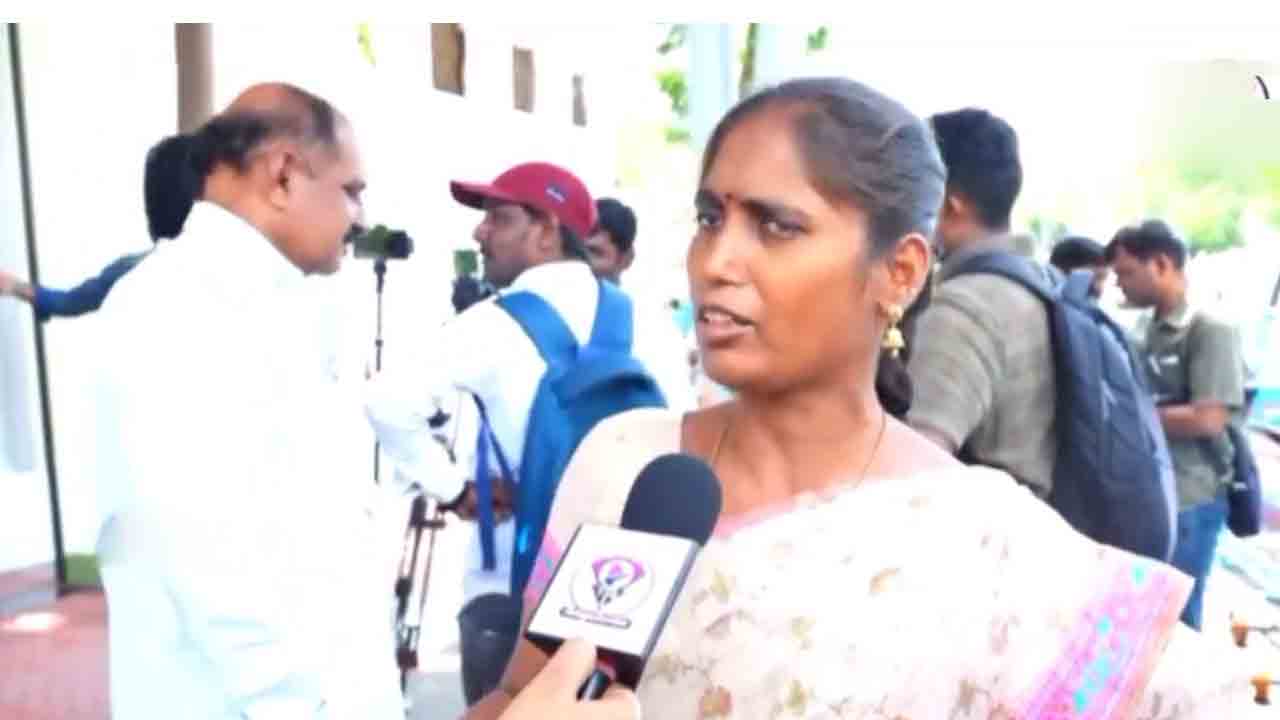 Telangana | కేసీఆర్ సర్ ఉన్నప్పుడు బస్సు పాస్లు ఉండే.. ఓ వికలాంగురాలి ఆవేదన ఇదీ..!