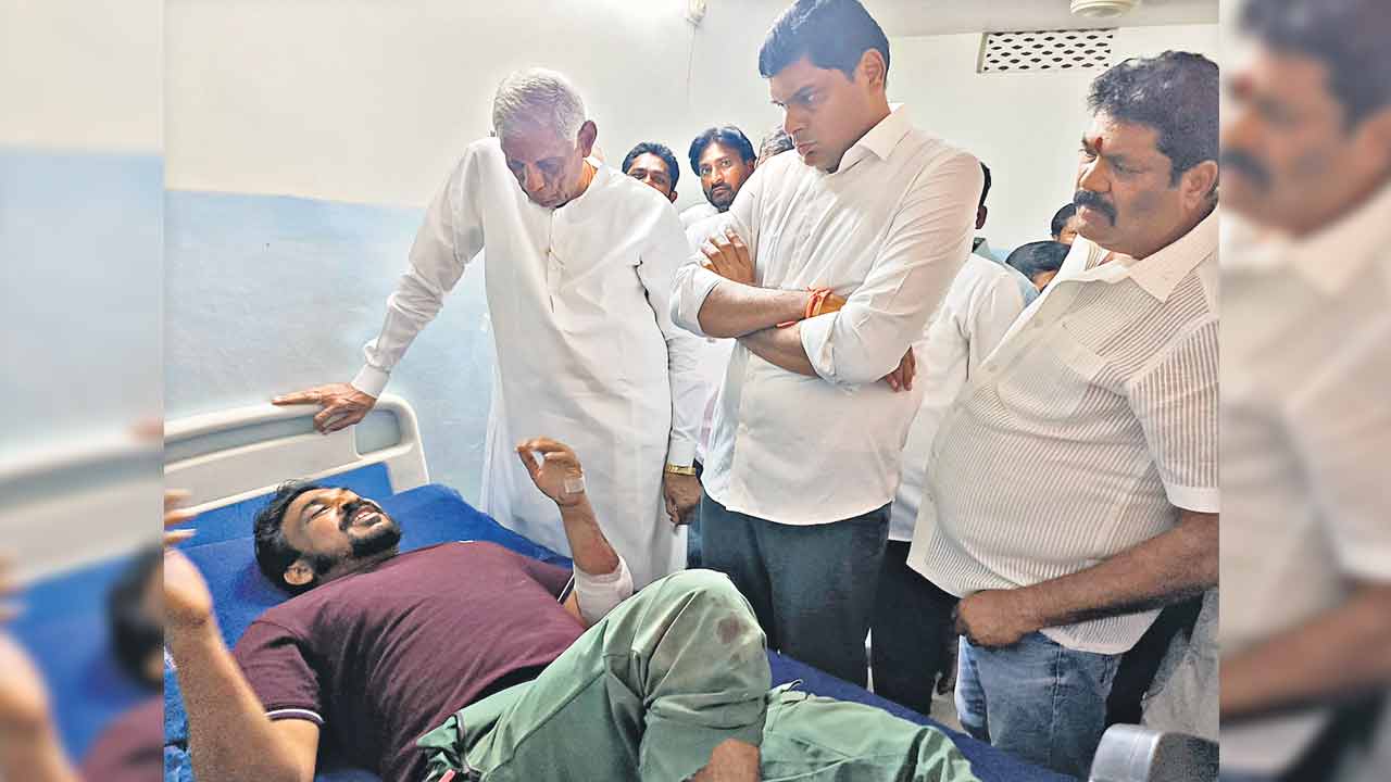 బీఆర్‌ఎస్‌ నేత రాకేశ్‌పై దుండగుల దాడి