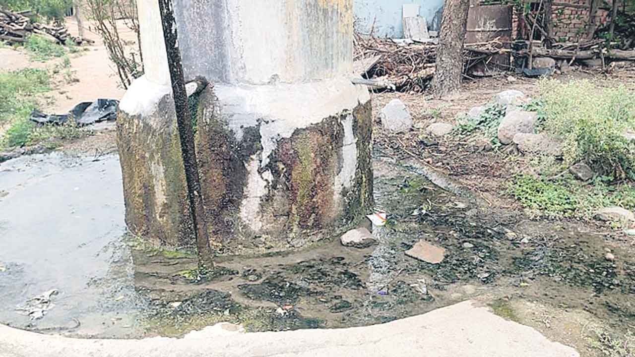 చేతులెత్తేశారు..!