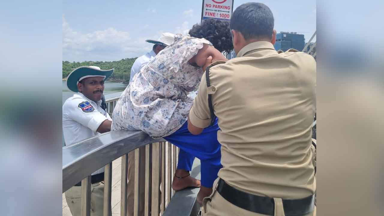 Commits suicide | దుర్గం చెరువు కేబుల్ బ్రిడ్జిపై మహిళ ఆత్మహత్యాయత్నం..