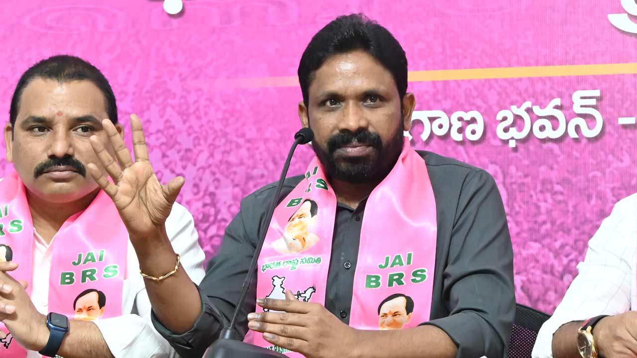 ఉత్సవాలు జరపాల్సింది తెలంగాణ వాదులు తప్ప ద్రోహులు కాదు : ఎర్రోళ్ల శ్రీనివాస్‌ ఫైర్