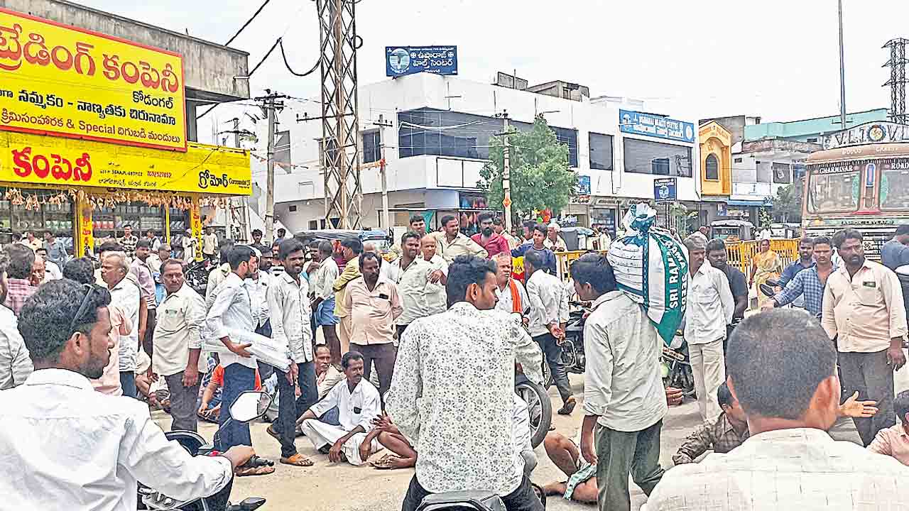 మోసపోయాం..ఆదుకోండి..