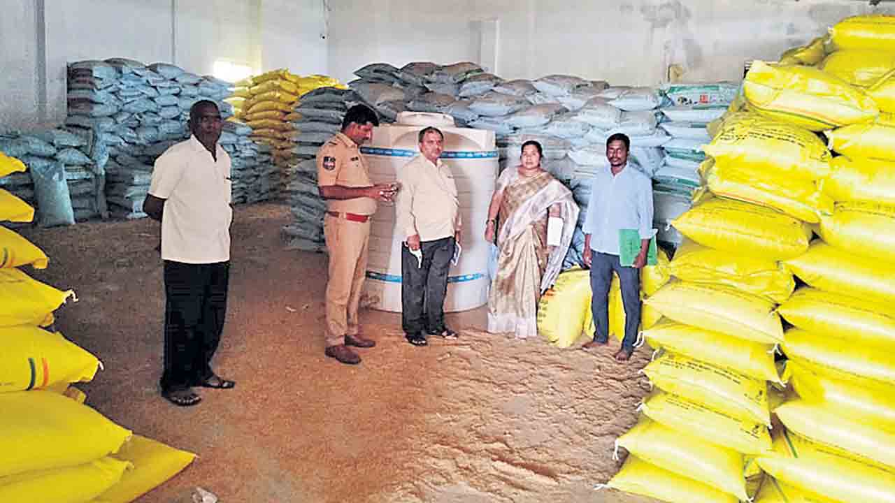 అధిక ధరలకు విక్రయిస్తే చర్యలు