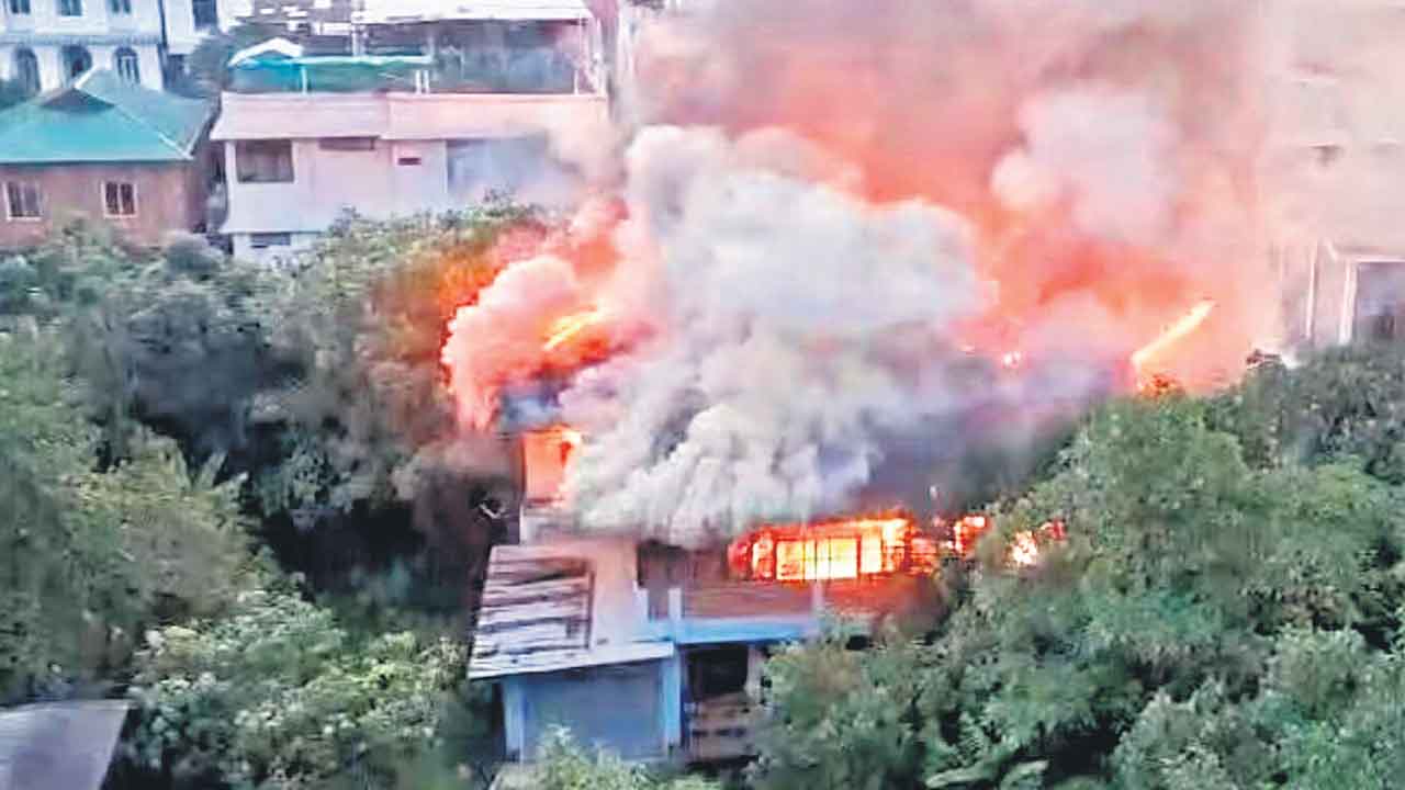 మణిపూర్ సీఎం పొరుగింట్లో అగ్ని ప్రమాదం