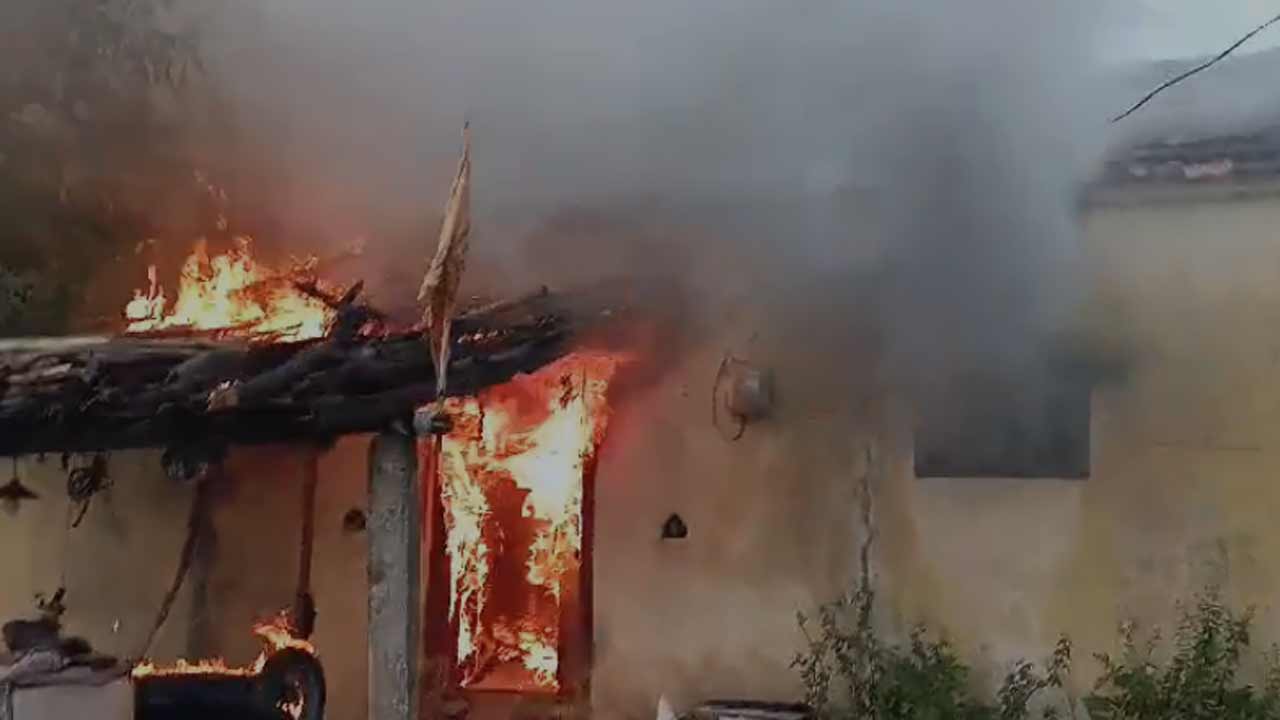 Telangana | భార్యతో గొడవ.. కిరోసిన్ పోసి ఇంటిని కాల్చేసిన భర్త