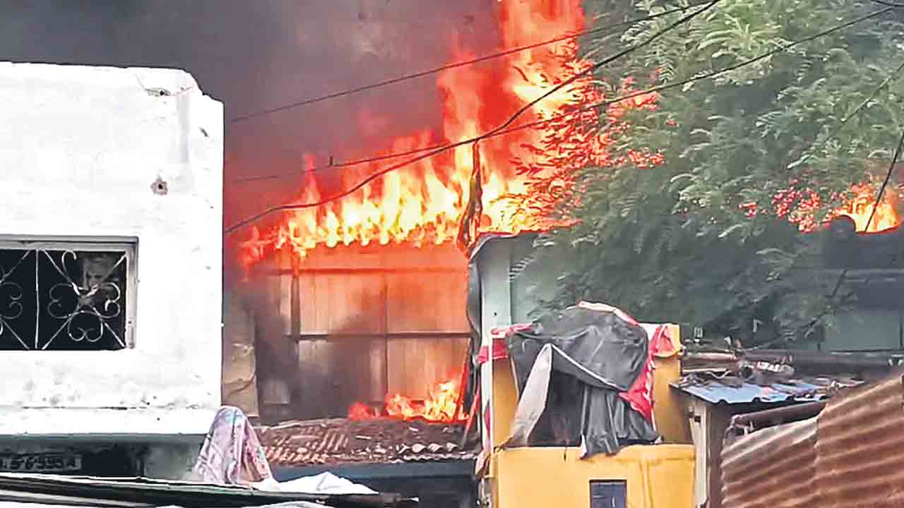 నాంపల్లిలో అగ్నిప్రమాదం