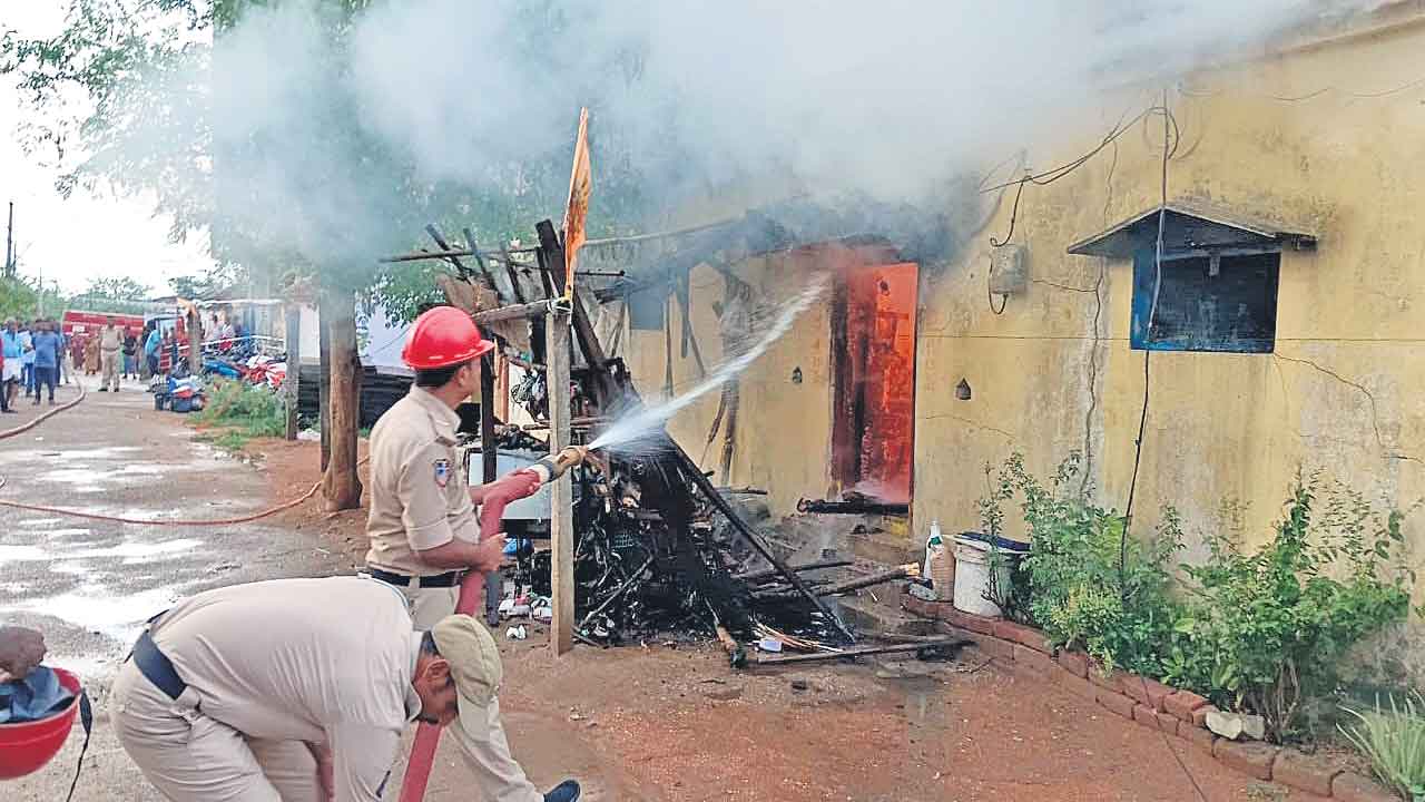 భార్యపై కోపంతో ఇంటికి నిప్పు