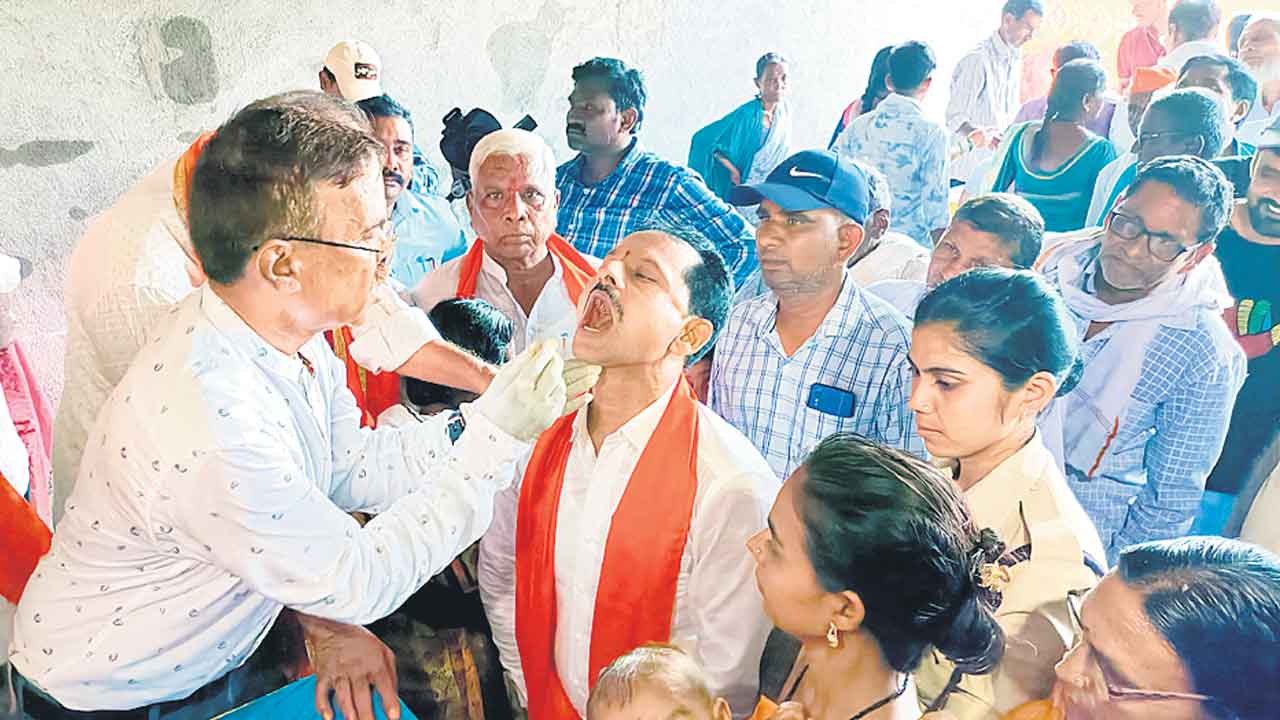 ఆయుర్వేదిక్‌ మందు పంపిణీ