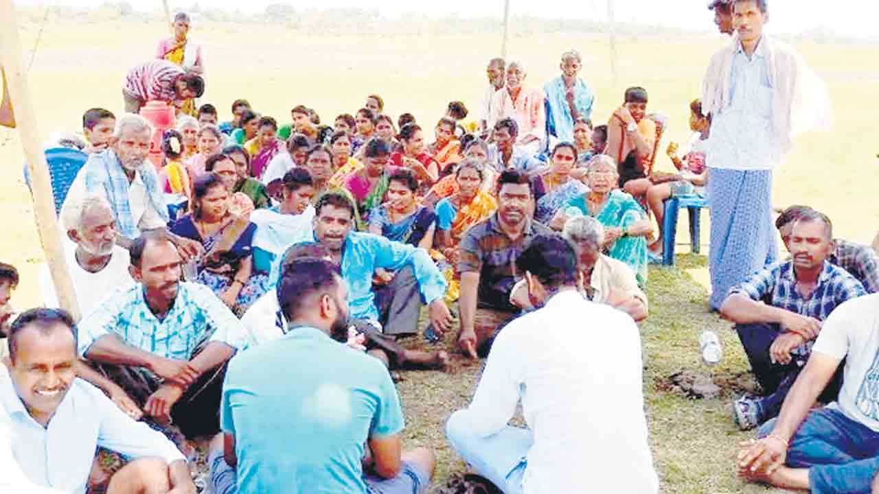 అక్రమ పట్టాలు రద్దు చేయాలని ధర్నా