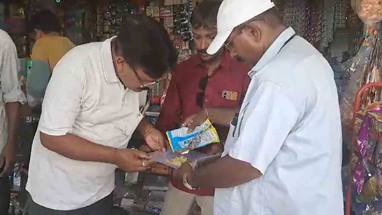 Dead Frog In Chips Packet | చిప్స్‌ ప్యాకెట్‌లో చచ్చిన కప్ప.. అధికారులు దర్యాప్తు