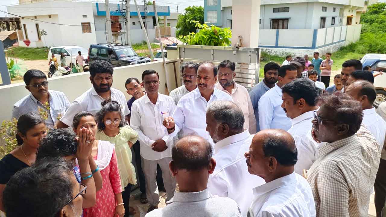 Gadwala | గద్వాల పట్టణంలో భారీ చోరీ.. వ్యాపారి ఇంట్లో బంగారం, వెండి, నగదు అపహరణ