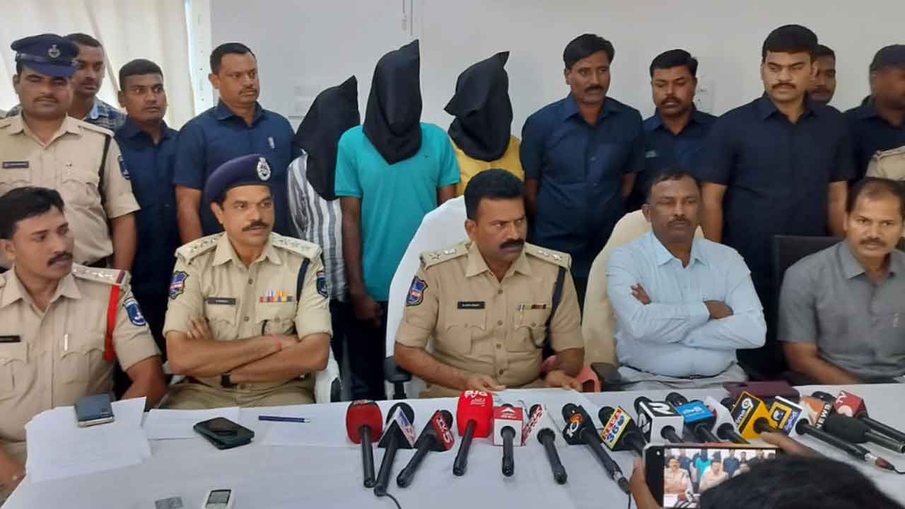 Ganja seizure | ఓఆర్‌ఓర్‌ టోల్‌గేట్‌ వద్ద భారీగా గంజాయి పట్టివేత