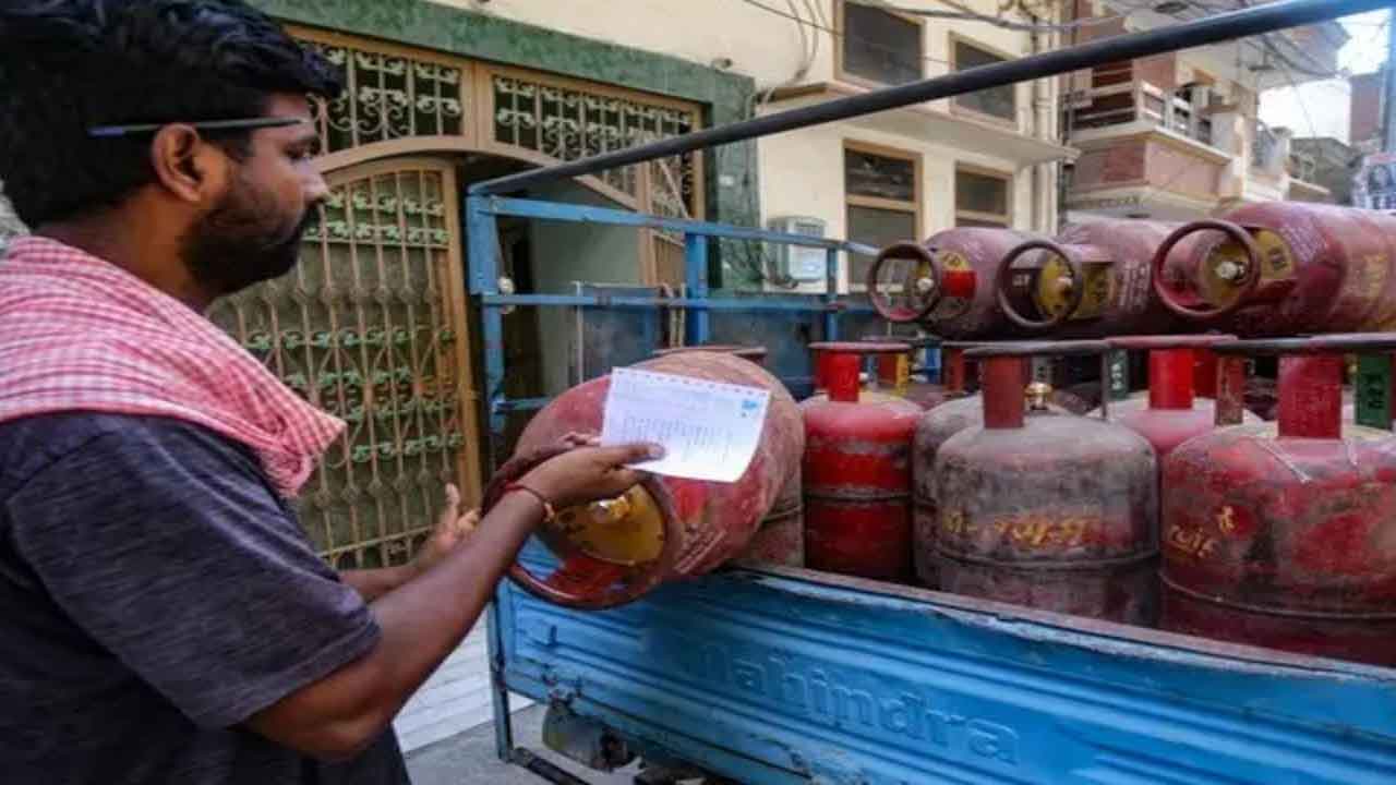 వాణిజ్య సిలిండర్‌ ధర 69 తగ్గింపు