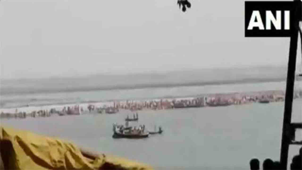 గంగా నదిలో పడవ మునక : ఆరుగురి ఆచూకీ గల్లంతు