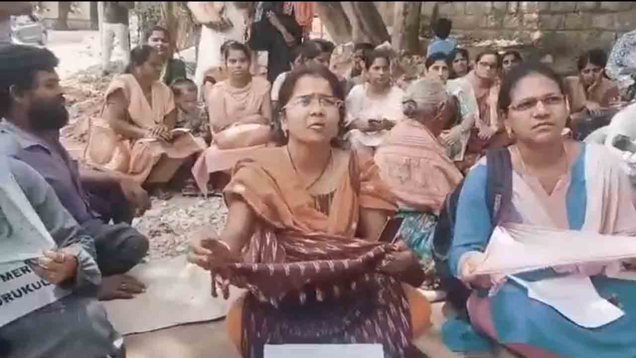 Telangana | మా ఉద్యోగాలు మాకు ఇవ్వండి.. పెద్ద‌మ్మ గుడి ముందు గురుకుల అభ్య‌ర్థుల భిక్షాట‌న‌.. వీడియో