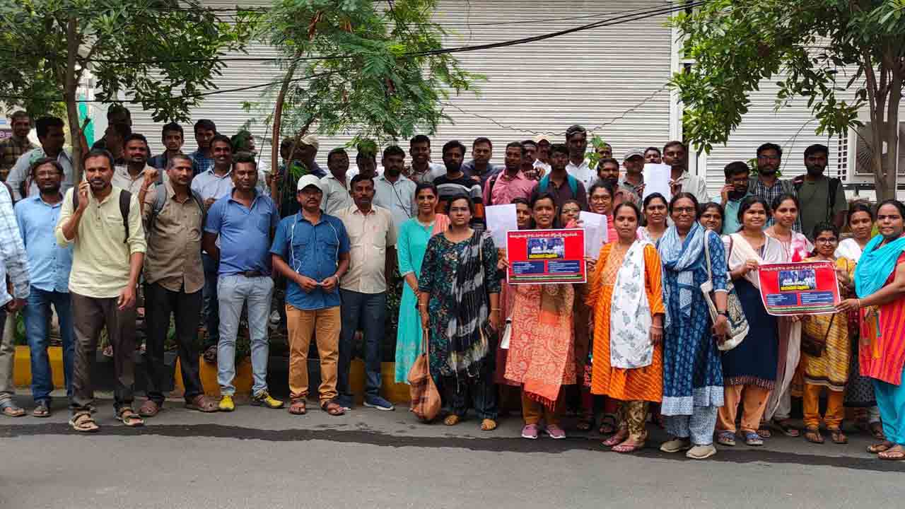 Telangana | అపాయింట్‌మెంట్ లెట‌ర్స్ ఇచ్చారు.. కానీ పోస్టింగ్ ఇవ్వ‌లేదు.. రేవంత్ ఇంటి ముందు గురుకుల టీచ‌ర్ల ఆందోళ‌న‌