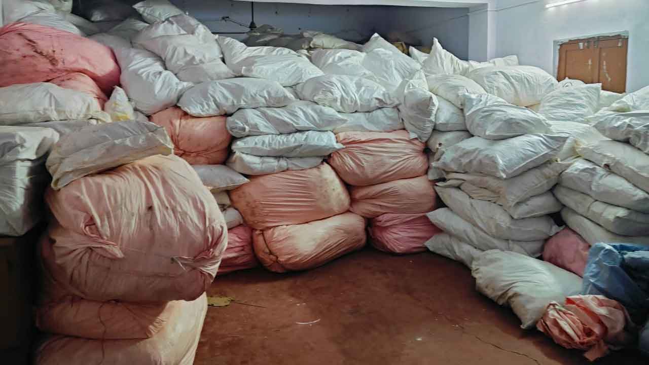 Gutka packets seized | ఆదిలాబాద్‌ జిల్లాలో భారీగా గుట్కా ప్యాకెట్లు స్వాధీనం