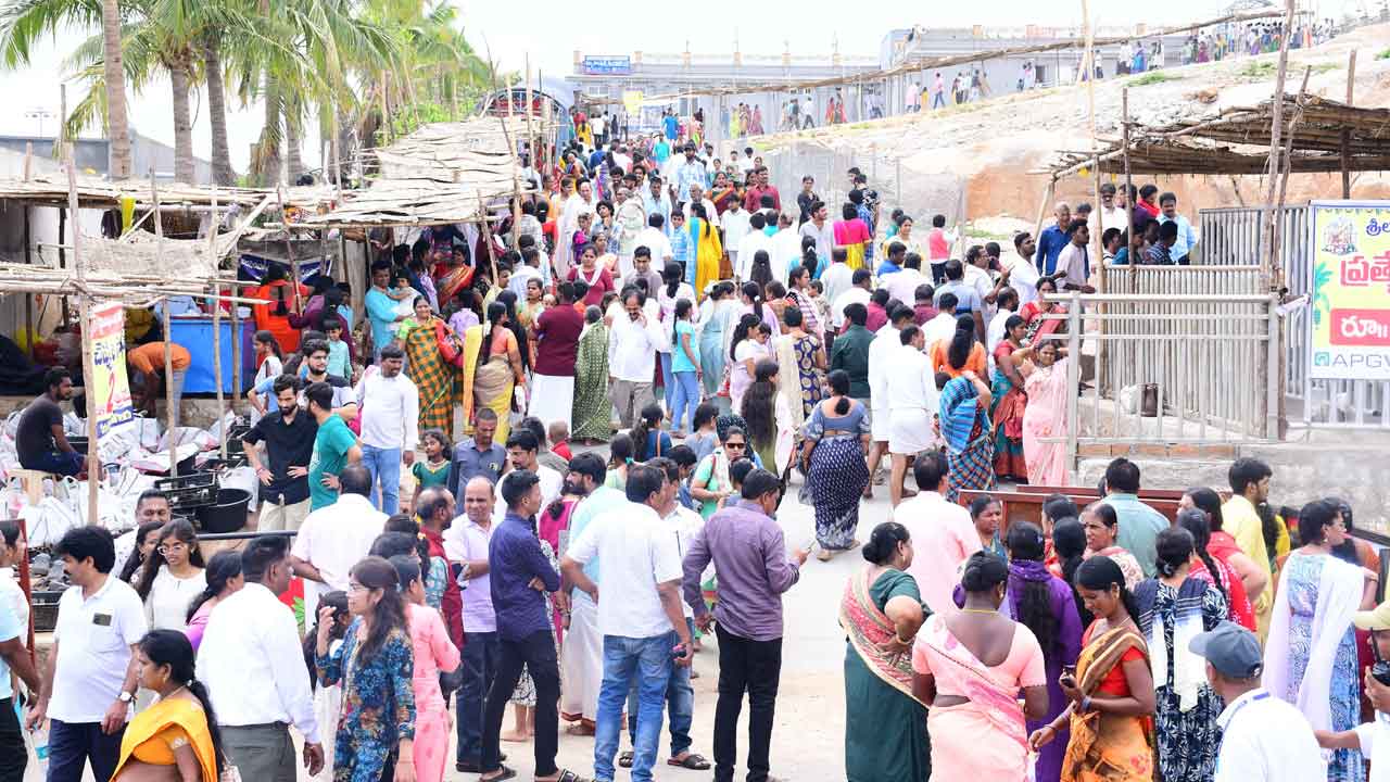 Yadagirigutta | యాదగిరిగుట్టలో భక్తుల సందడి