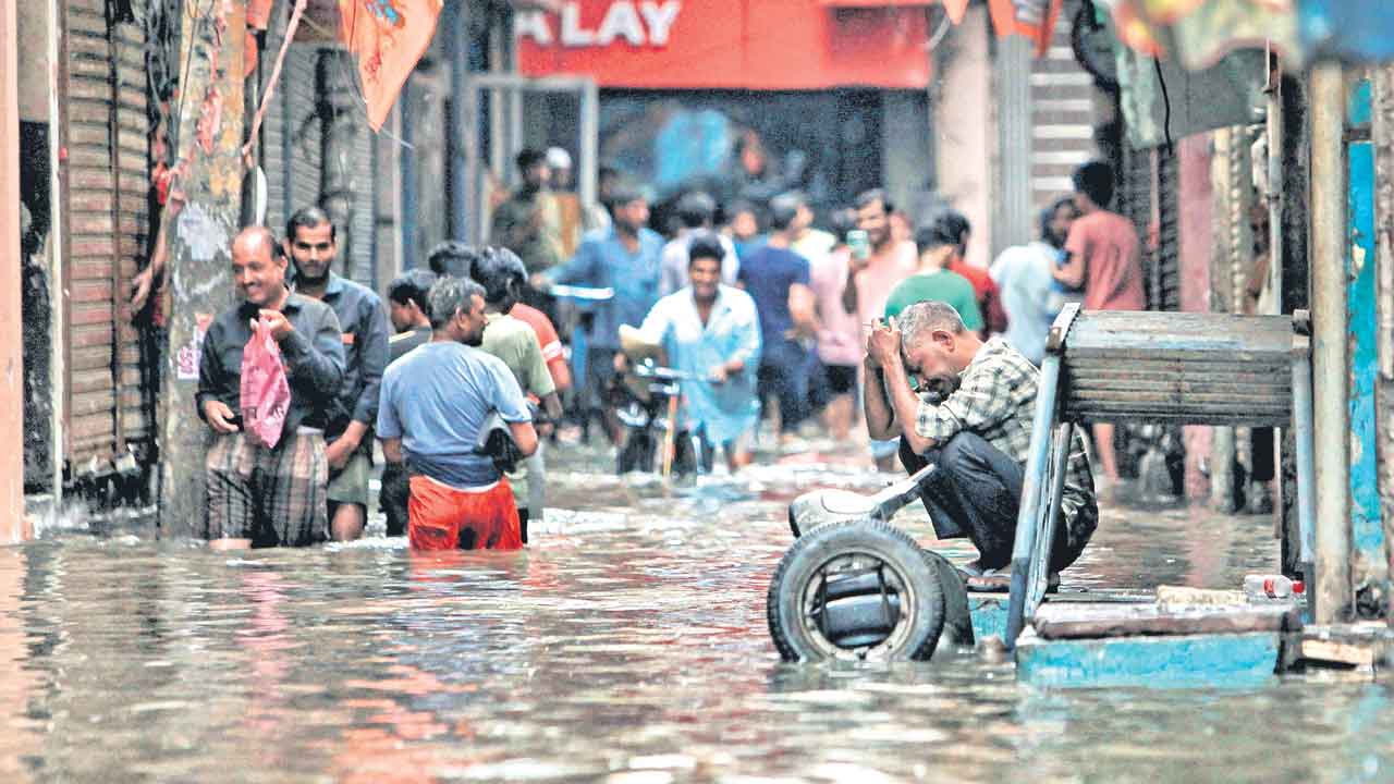 Delhi | ఏకధాటిగా మూడు గంటలకు పైగా వాన.. చిగురుటాకులా వణికిపోయిన ఢిల్లీ