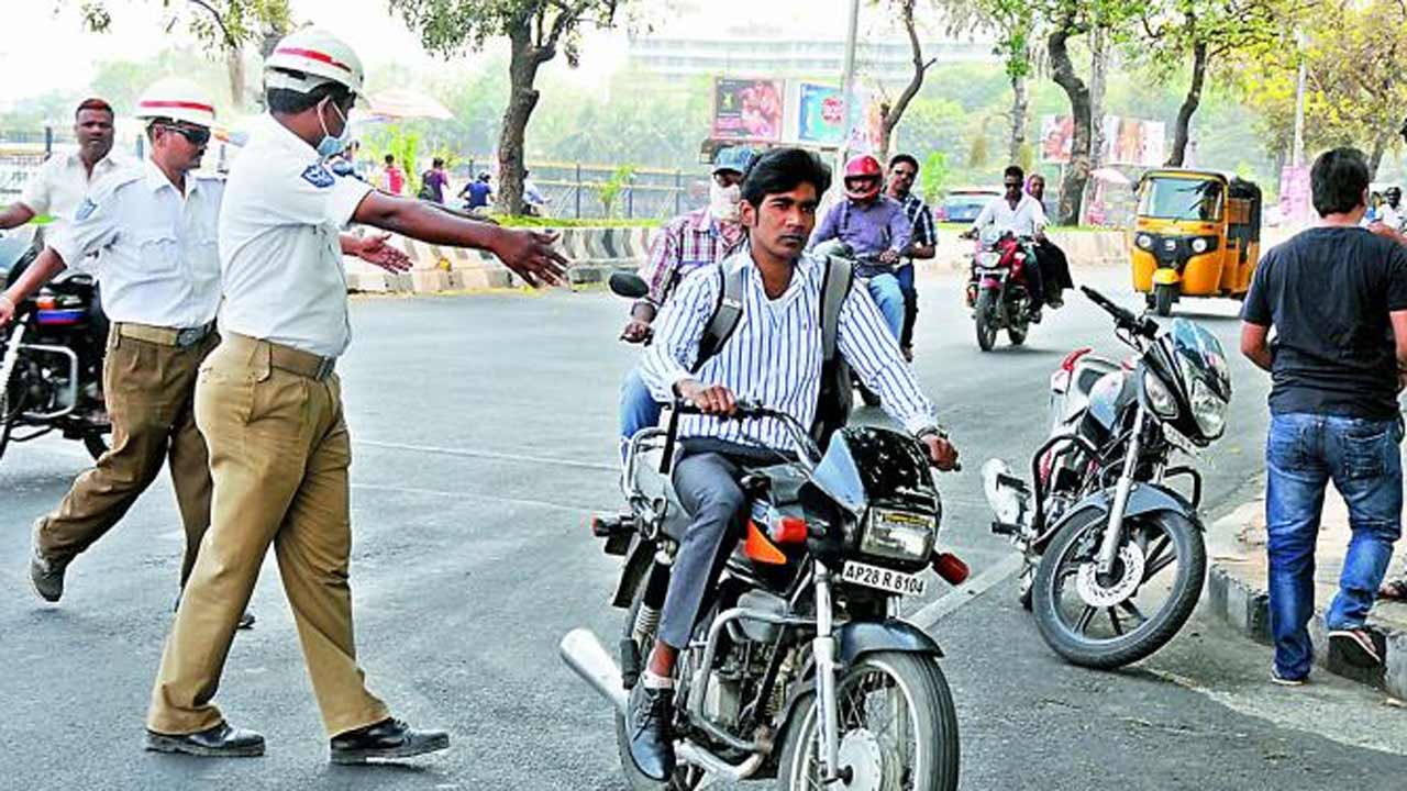 AP News | హెల్మెట్‌ ధరించకపోతే కేసు నమోదు చేయండి.. పోలీసులకు ఏపీ హైకోర్టు కీలక ఆదేశాలు