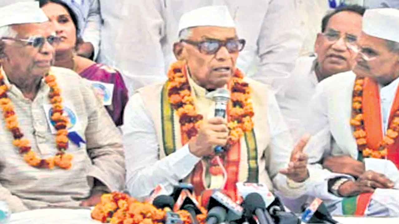 తెలంగాణ కోసం మంత్రి పదవి వదులుకున్న మొదటి వ్యక్తి?