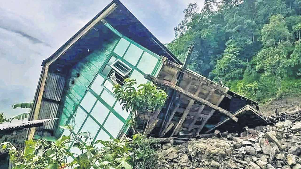 సిక్కింలో కూలిన కొండచరియలు.. ఆరుగురు మృతి