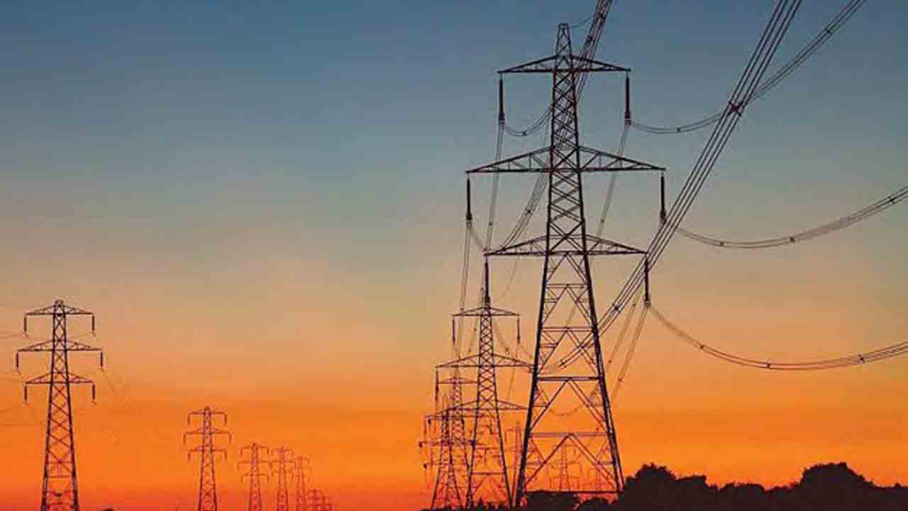 Hyderabad | భార్య మంద‌లించింద‌ని.. హై టెన్ష‌న్ విద్యుత్ స్తంభం ఎక్కిన మోహ‌న్ బాబు