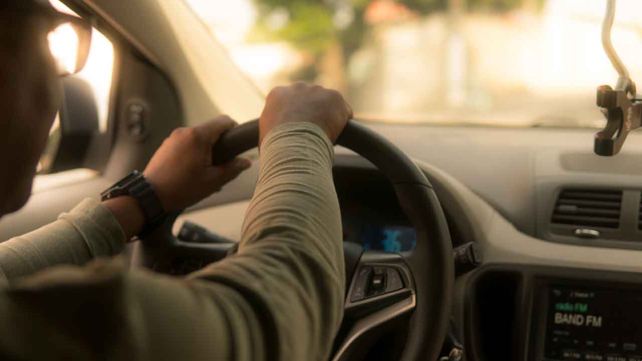 స్నేహితుడని నమ్మి కారు ఇస్తే..