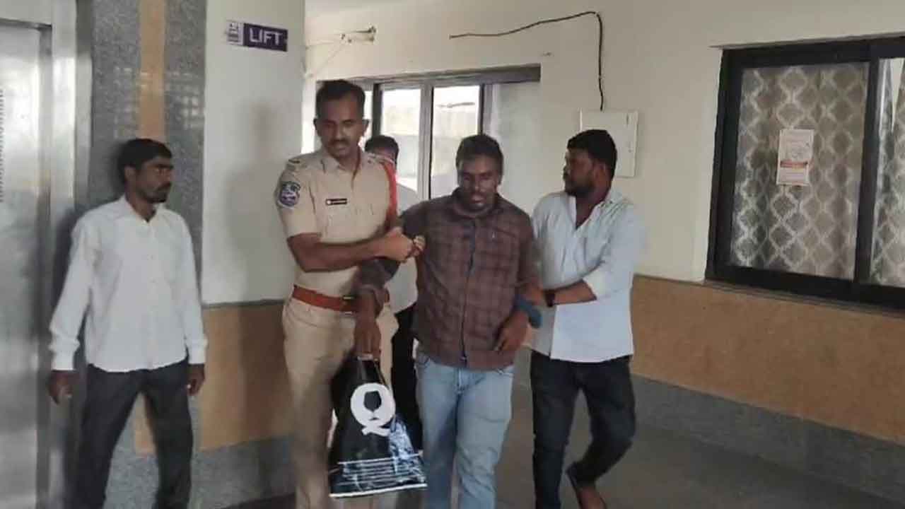 Janagama | బతికుండగానే చంపేశారు.. కలెక్టరేట్ భవనం పైకెక్కి రైతు ఆత్మహత్యయత్నం : వీడియో