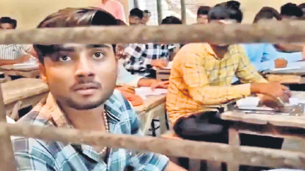 గైడ్ బుక్లతో డిగ్రీ పరీక్షల్లో కాపీ