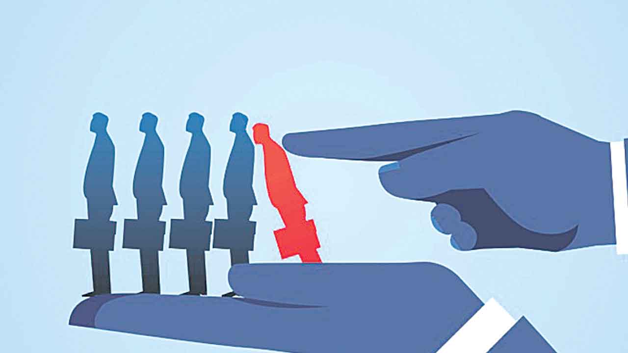 మే నెలలో 9,500 మందిపై వేటు