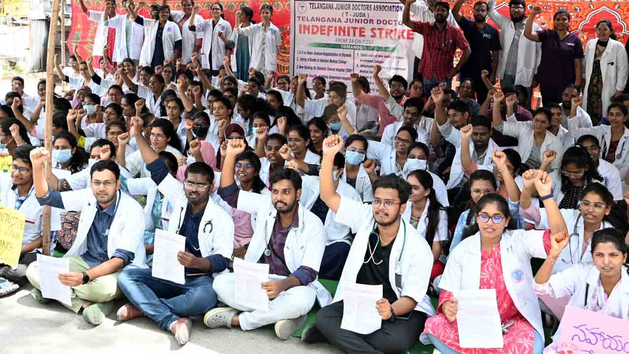 Telangana | రెండుగా చీలిపోయిన జూడాలు.. తాత్కాలికంగా సమ్మె విరమించిన గాంధీ జూడాలు