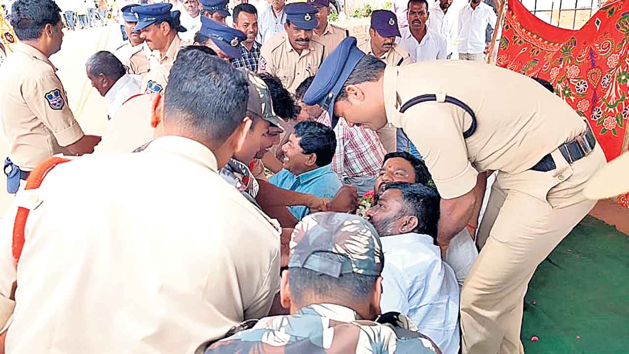 యాదయ్య చేరికపై కాంగ్రెస్‌ నేతల నిరసన దీక్ష