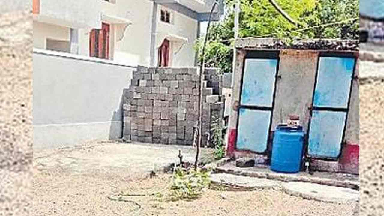 Karimnagar | పక్కింటి వ్యక్తిని పెండ్లి చేసుకున్న కూతురు.. అత్తారింటికి దారి లేకుండా గోడ కట్టిన తల్లిదండ్రులు