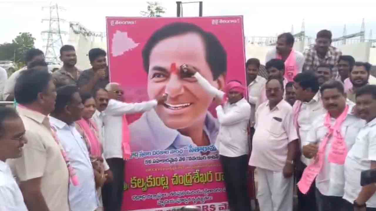 Sitarama Project | సీతారామ ప్రాజెక్టు ట్ర‌య‌ల్‌ర‌న్ స‌క్సెస్.. కేసీఆర్ చిత్ర‌ప‌టానికి పాలాభిషేకం చేసిన రైతులు